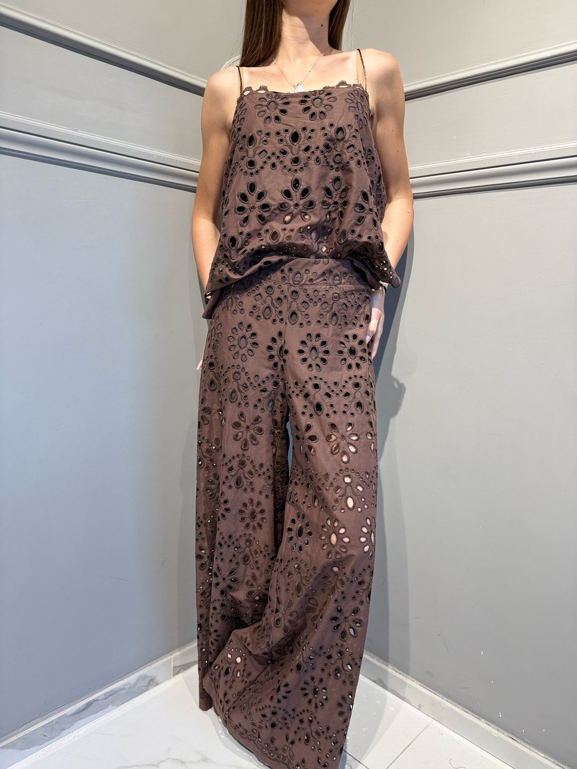TENSIONE IN - pantalone a palazzo in pizzo sangallo S26PC48 Moro