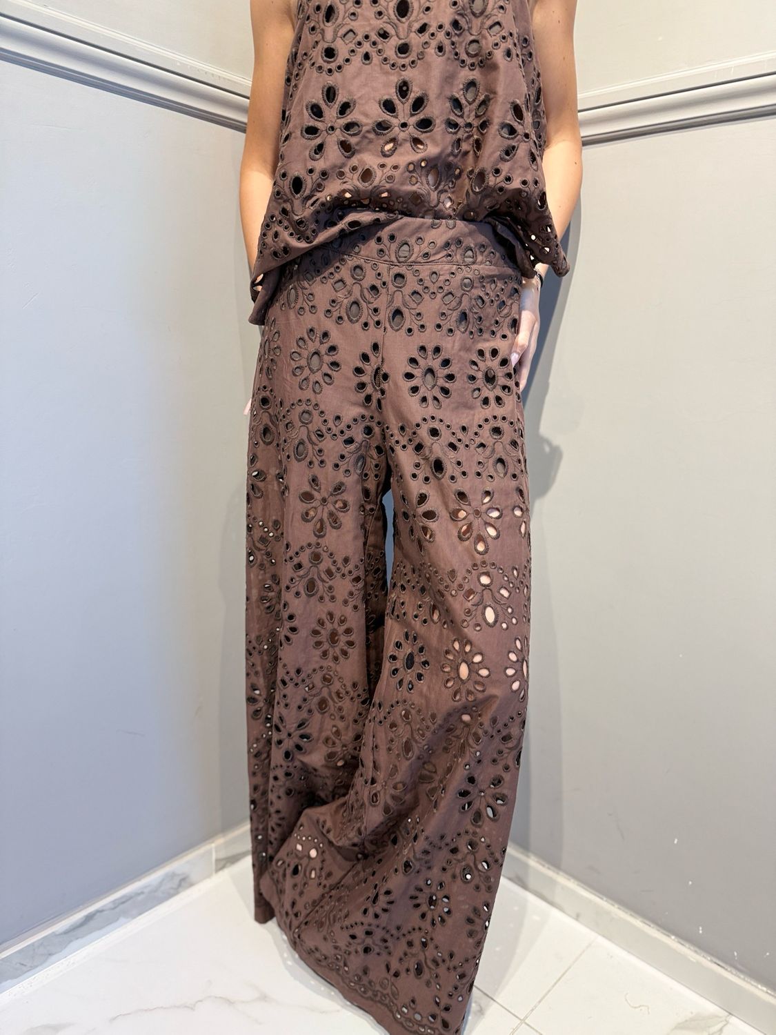 TENSIONE IN - pantalone a palazzo in pizzo sangallo S26PC48 Moro