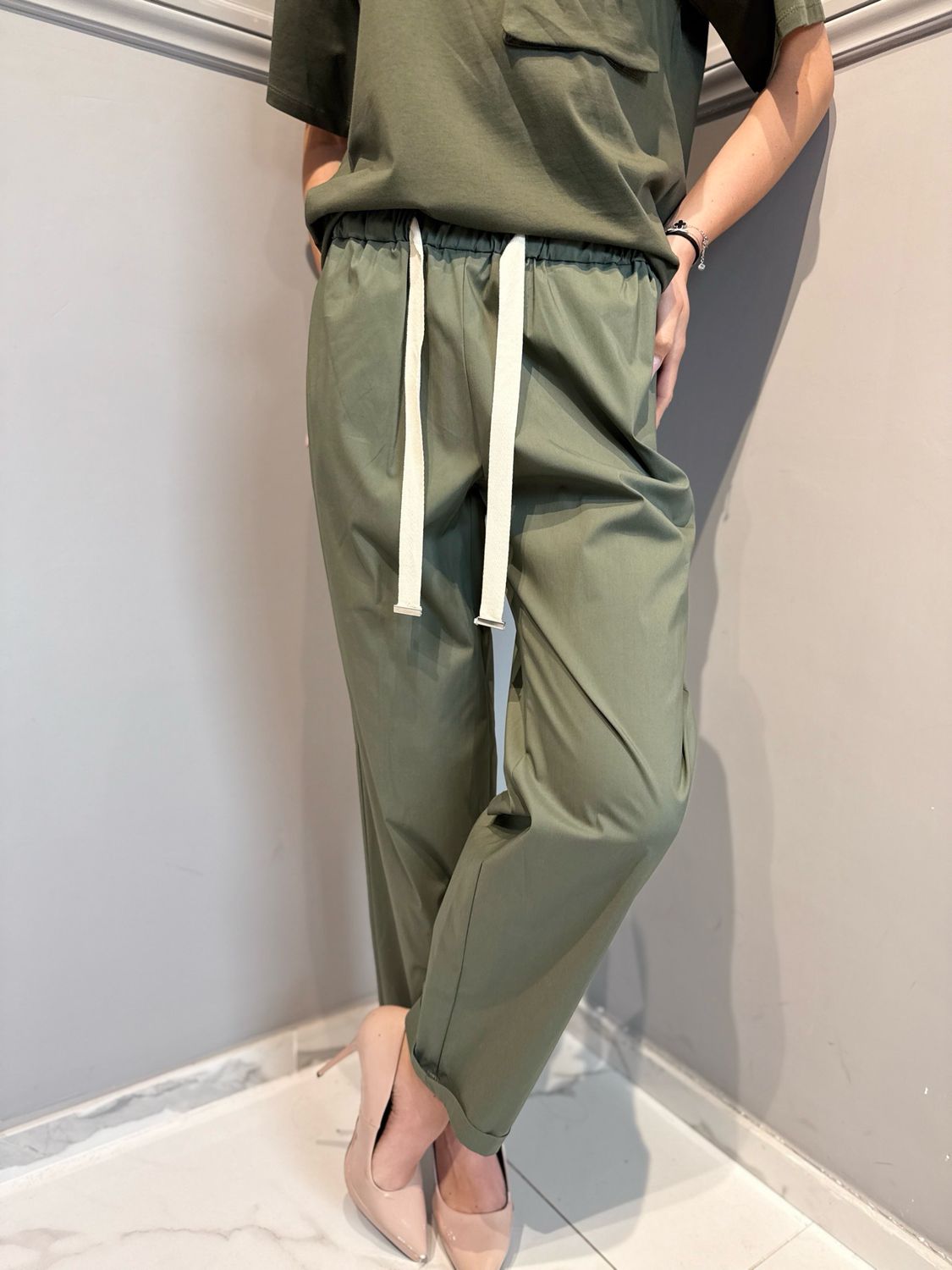VICOLO - pantalone in popeline di cotone con elastico e laccio in vita TAB1761 verde militare