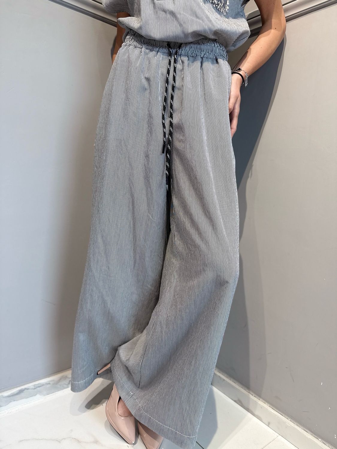 TENSIONE IN - pantalone palazzo elastico invita in tessuto leggerissimo XV1583 nero/bianco