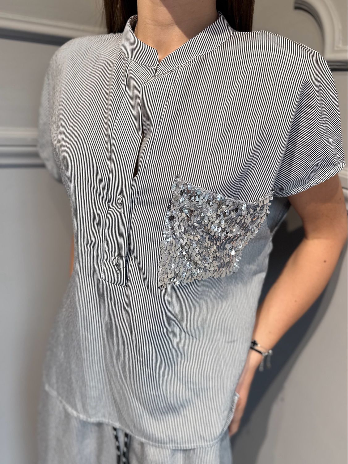 TENSIONE IN - camicia in tessuto leggerissimo con tasca paillettes XV1580 nero/bianco
