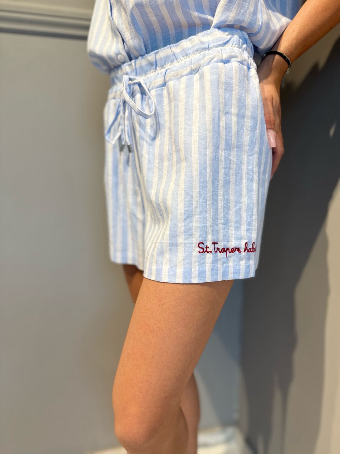 MOTEL - pantaloncino a righe elastico in vita S26PH06 cielo