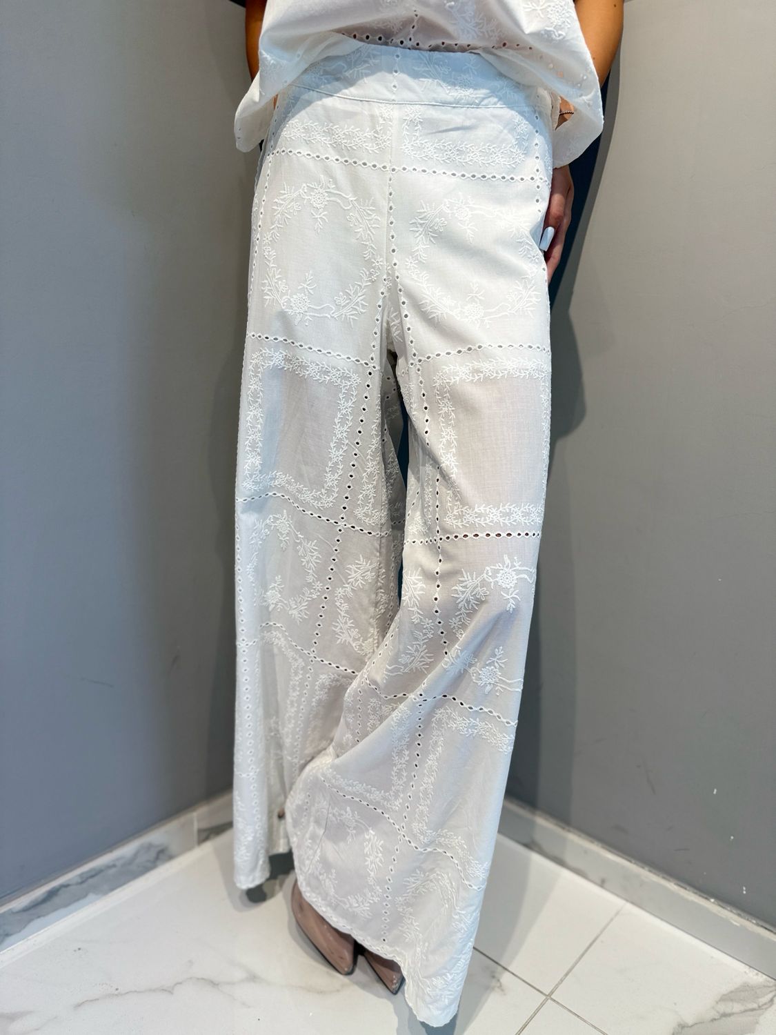 TENSIONE IN - pantalone in pizzo sangallo elastico in vita tasche laterali S26PB27 bianco