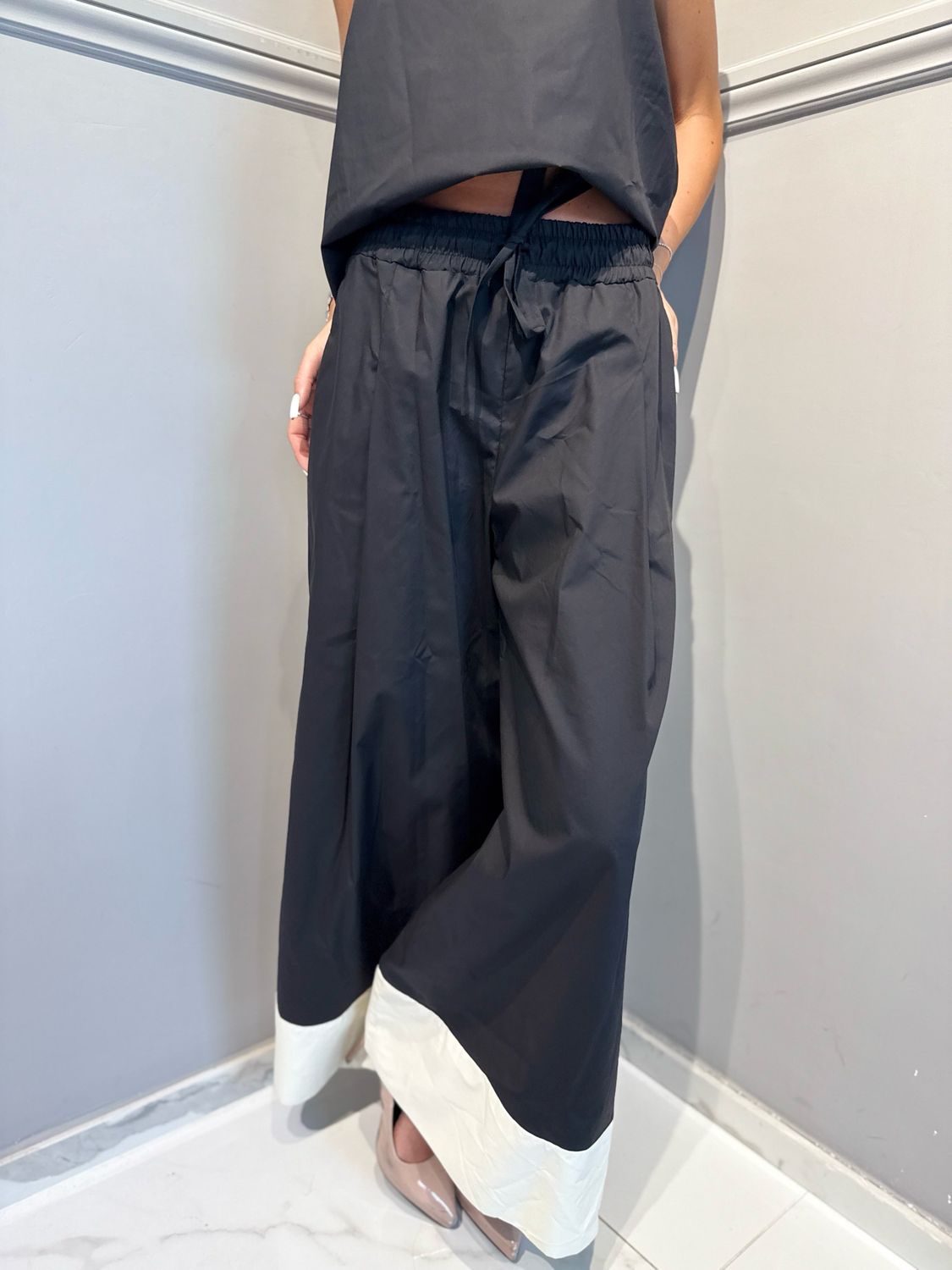 TENSIONE IN - pantalone in popeline di cotone a palazzo elastico vita DQ1768 nero/burro