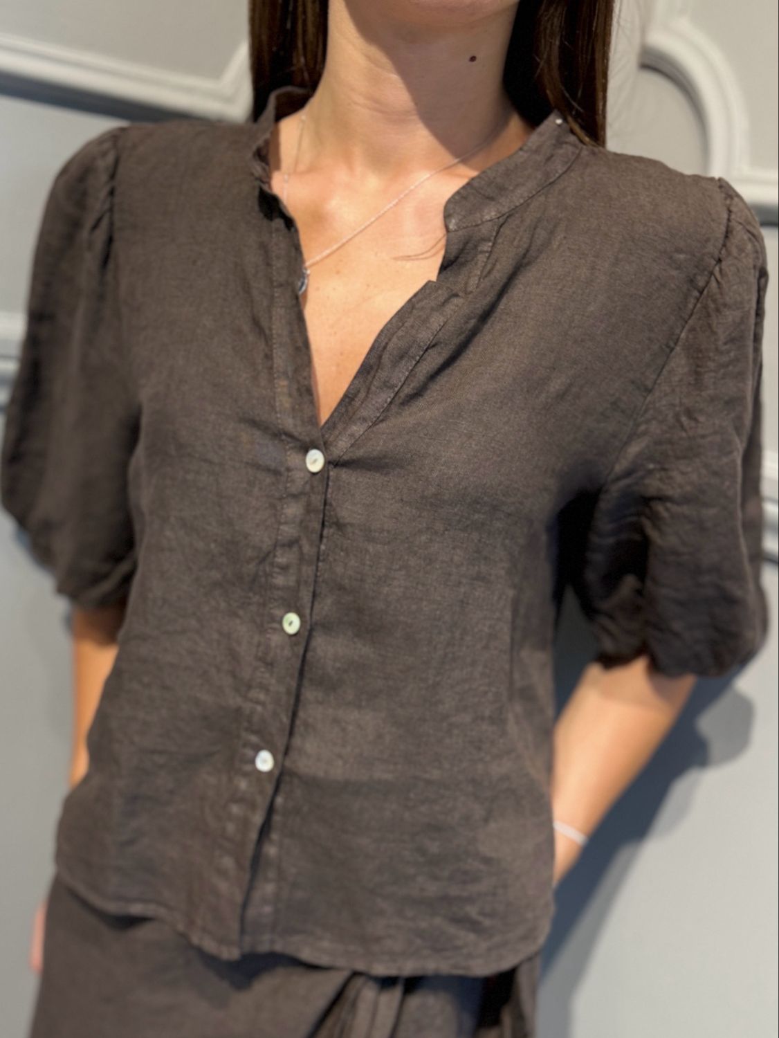 TENSIONE IN - camicia maniche corte accurata in puro lino S26CJ47 cocco