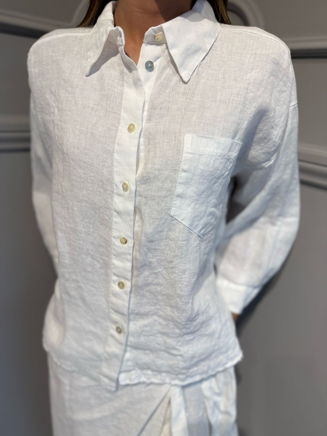 MOTEL - camicia in puro lino sfrangiata S26CE38 bianco