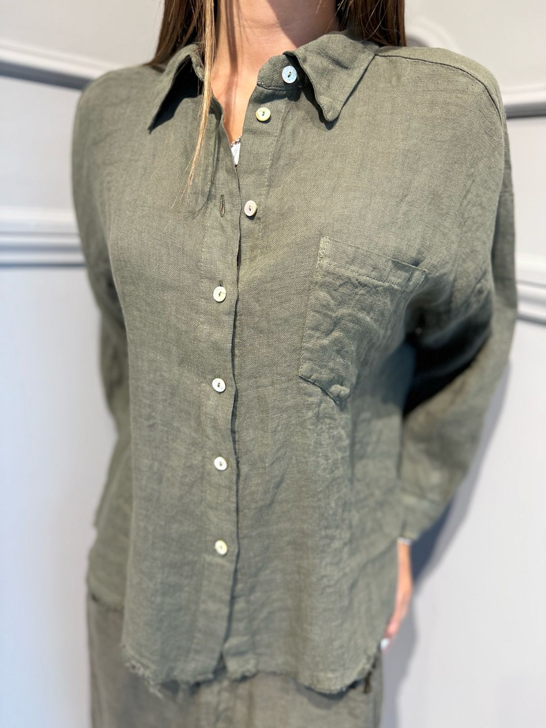 MOTEL - camicia in puro lino sfrangiata S26CE38 militare