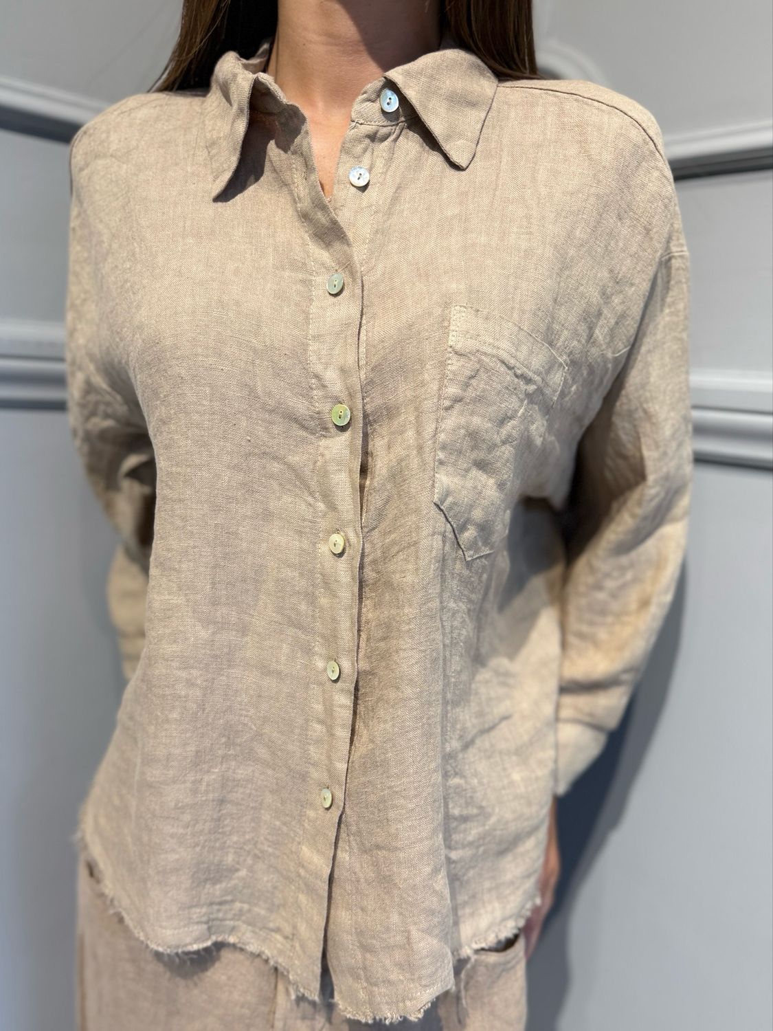 MOTEL - camicia in puro lino sfrangiata S26CE38 cammello
