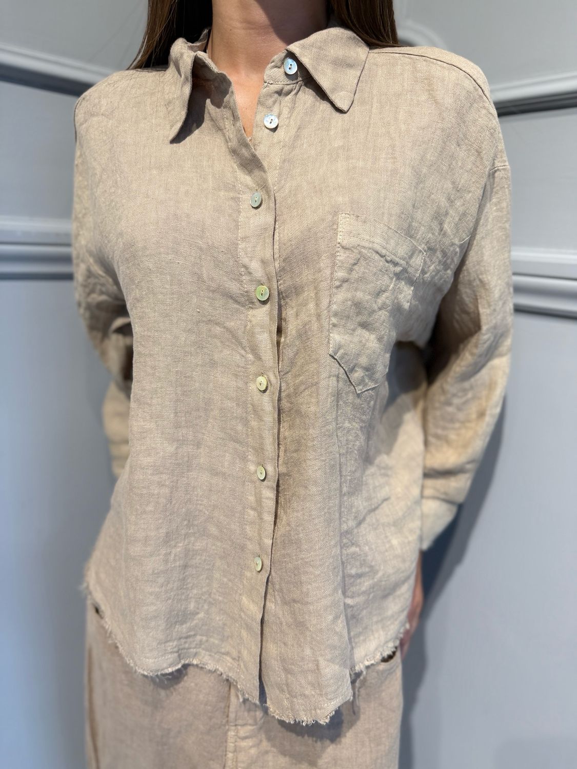 MOTEL - camicia in puro lino sfrangiata S26CE38 cammello
