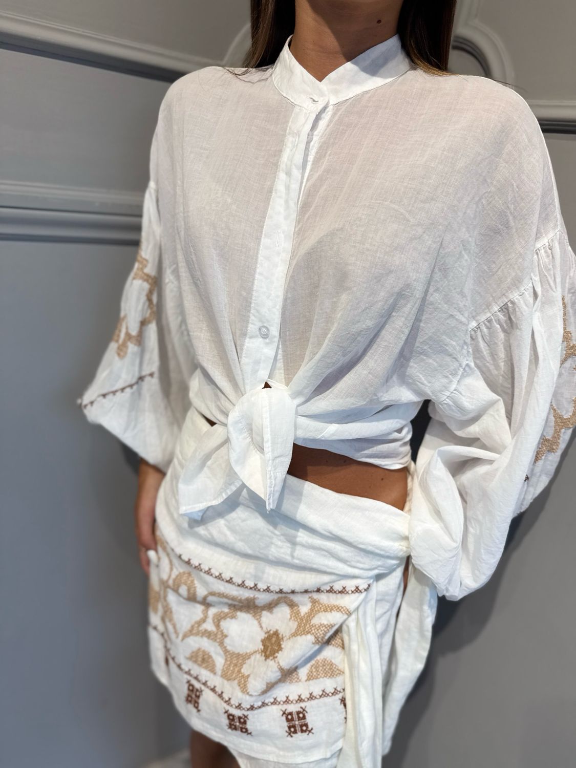 TENSIONE IN - camicia in mussola di cotone con ricamo PE260397 bianco