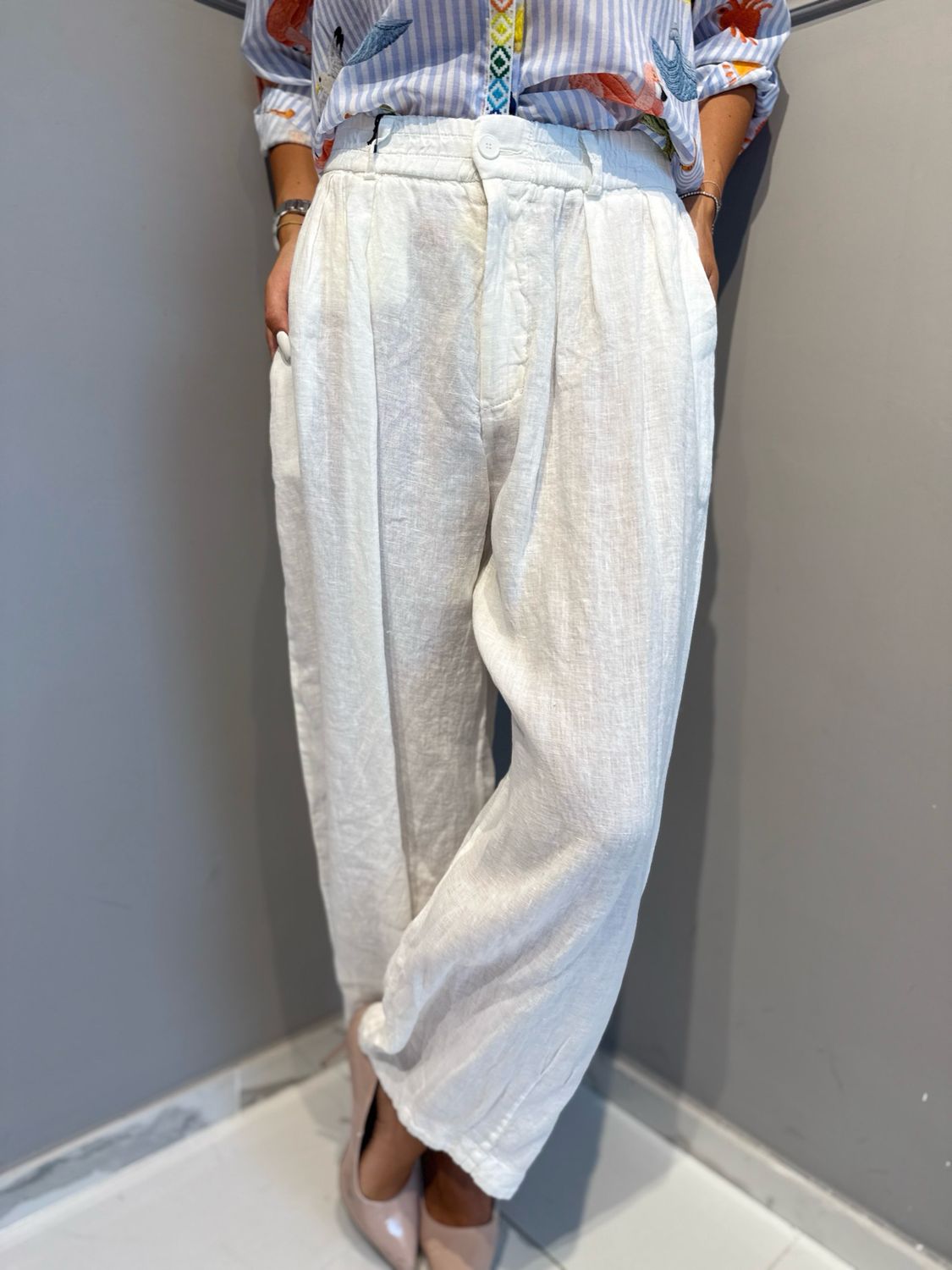 TENSIONE IN - pantalone in puro lino con pences e elastico in vita S26PL21 bianco