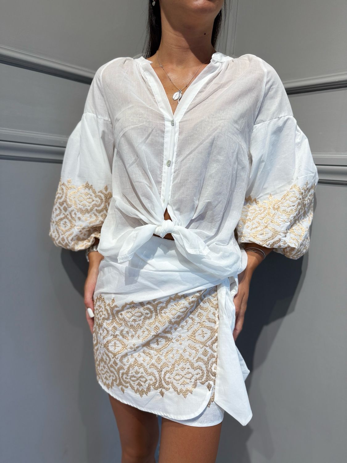 MOTEL - camicia in mussola di cotone con ricami S26CM51 bianco/beige