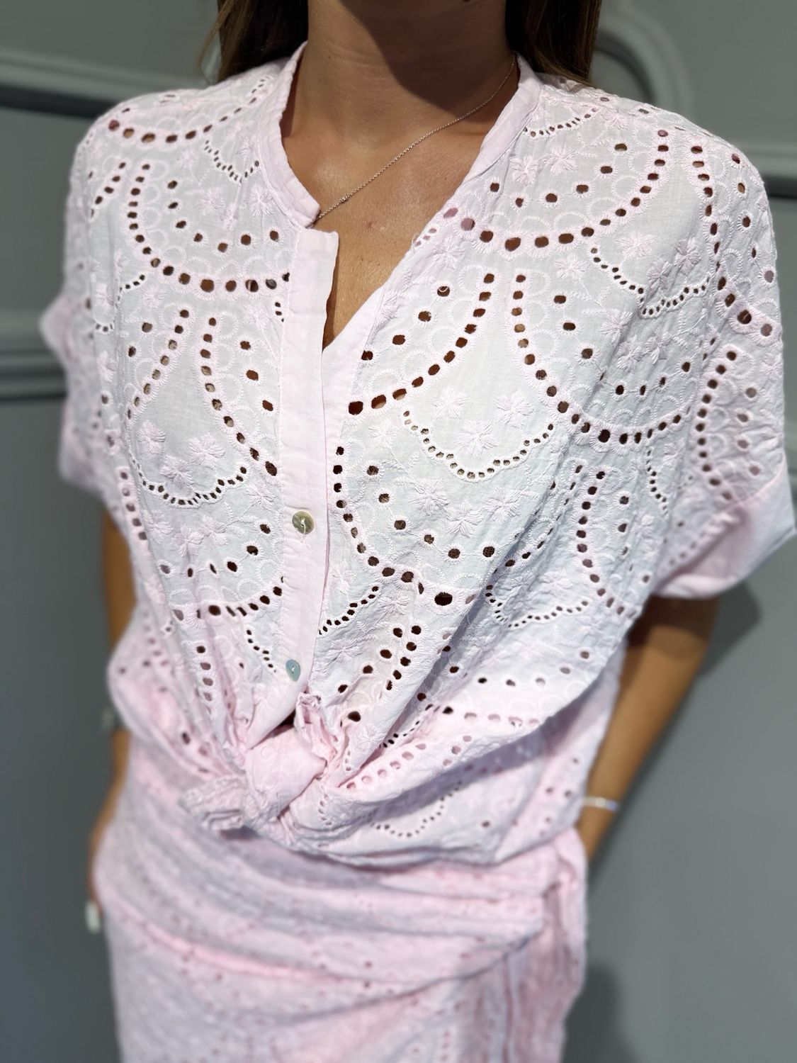 MOTEL - camicia in pizzo sangallo rosa S26CM83