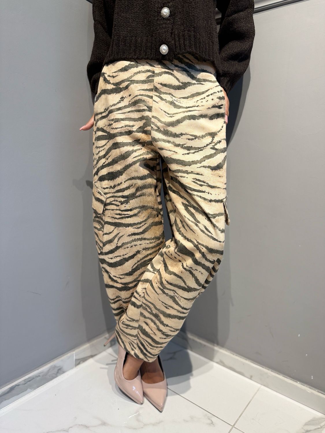 TENSIONE IN -  pantalone cargo Baloon zebrato 40350