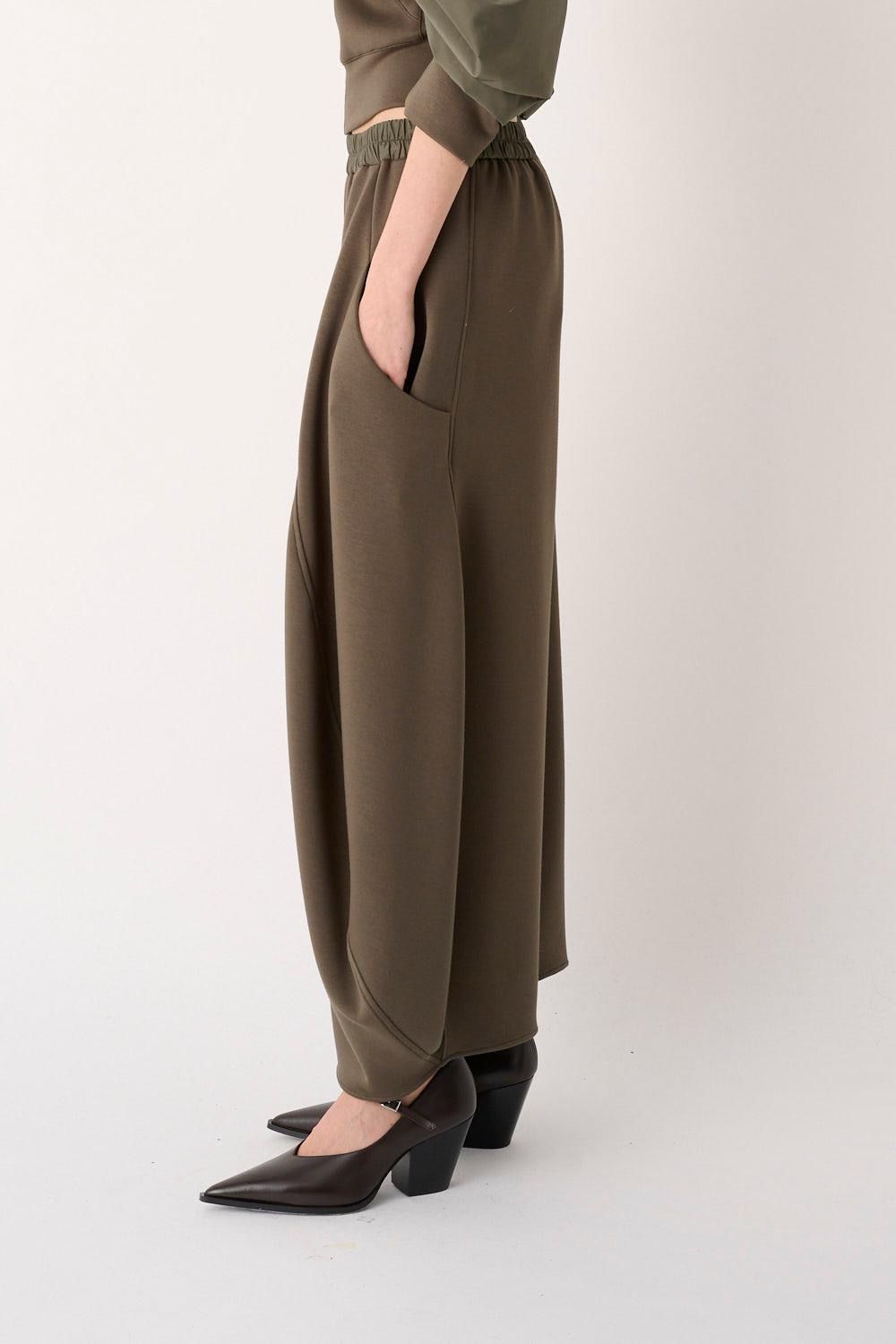 MEIMEIJ - PANTALONE BARREL IN SCUBA LODEN GREEN/VETIVER  SKU: I6PM6FD11B5266