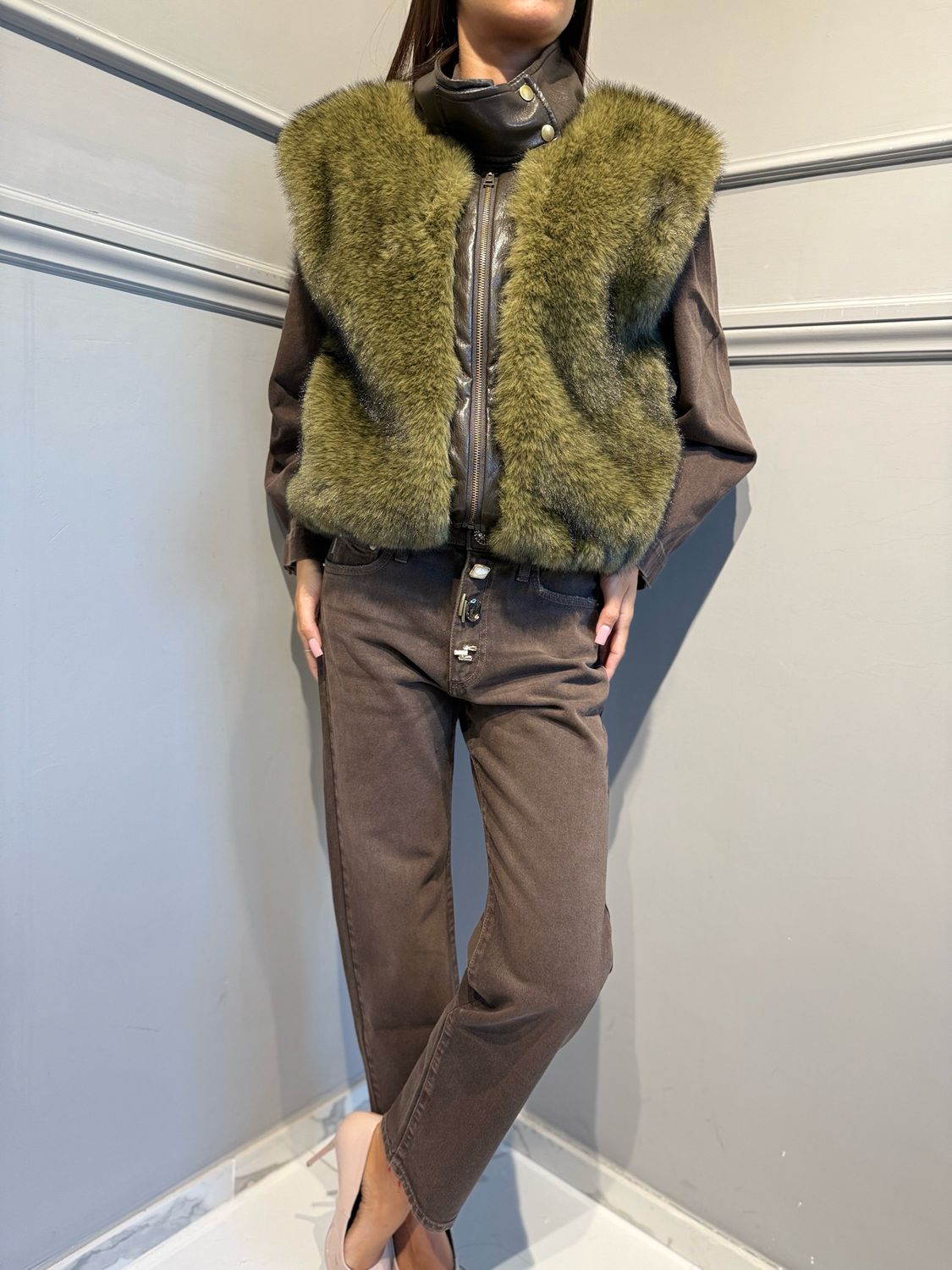 TENSIONE IN - gilet in ecopelliccia e ecopelle FI557AI26 verde