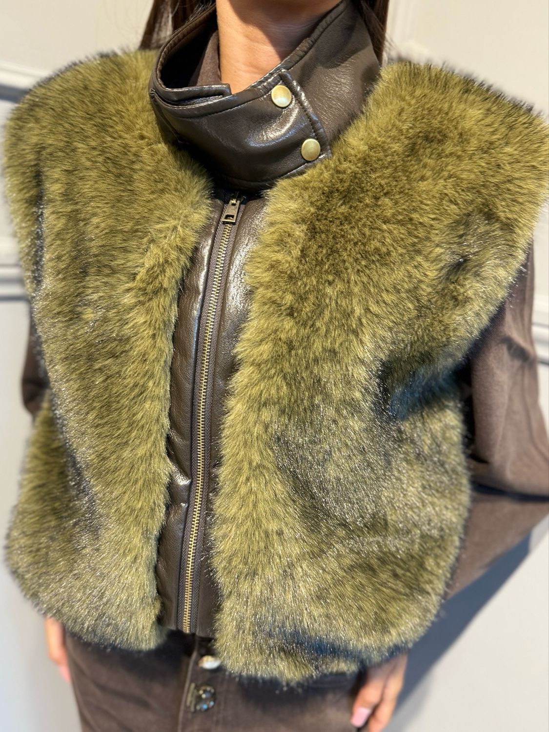 TENSIONE IN - gilet in ecopelliccia e ecopelle FI557AI26 verde