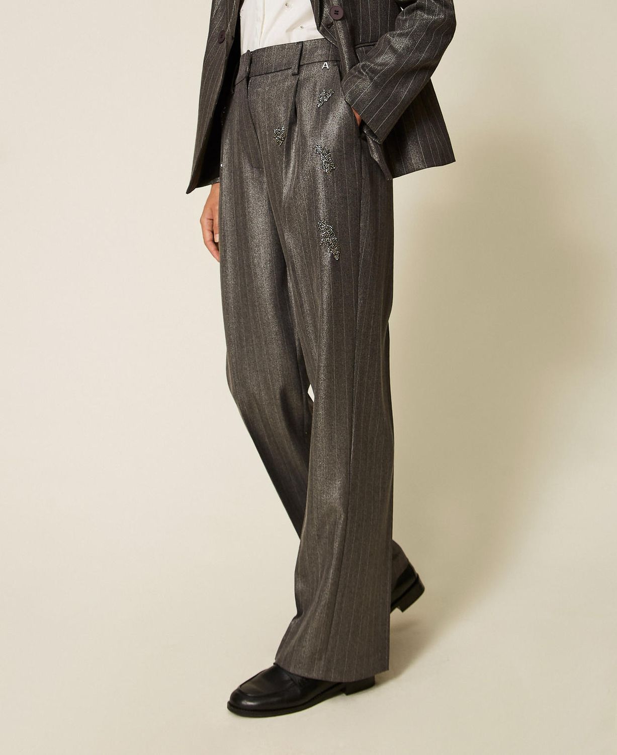 TWINSET ACTITUDE - Pantaloni a palazzo gessato con ricamo antracite spalmato
