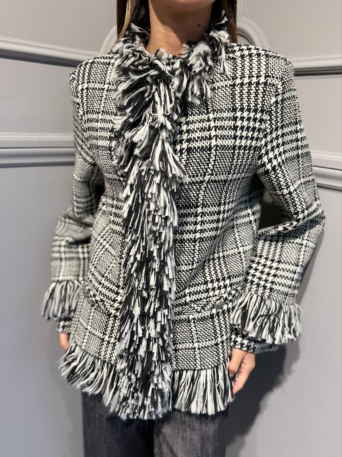 TENSIONE IN - giacca boucle’ con frange 40309 bianco/nero