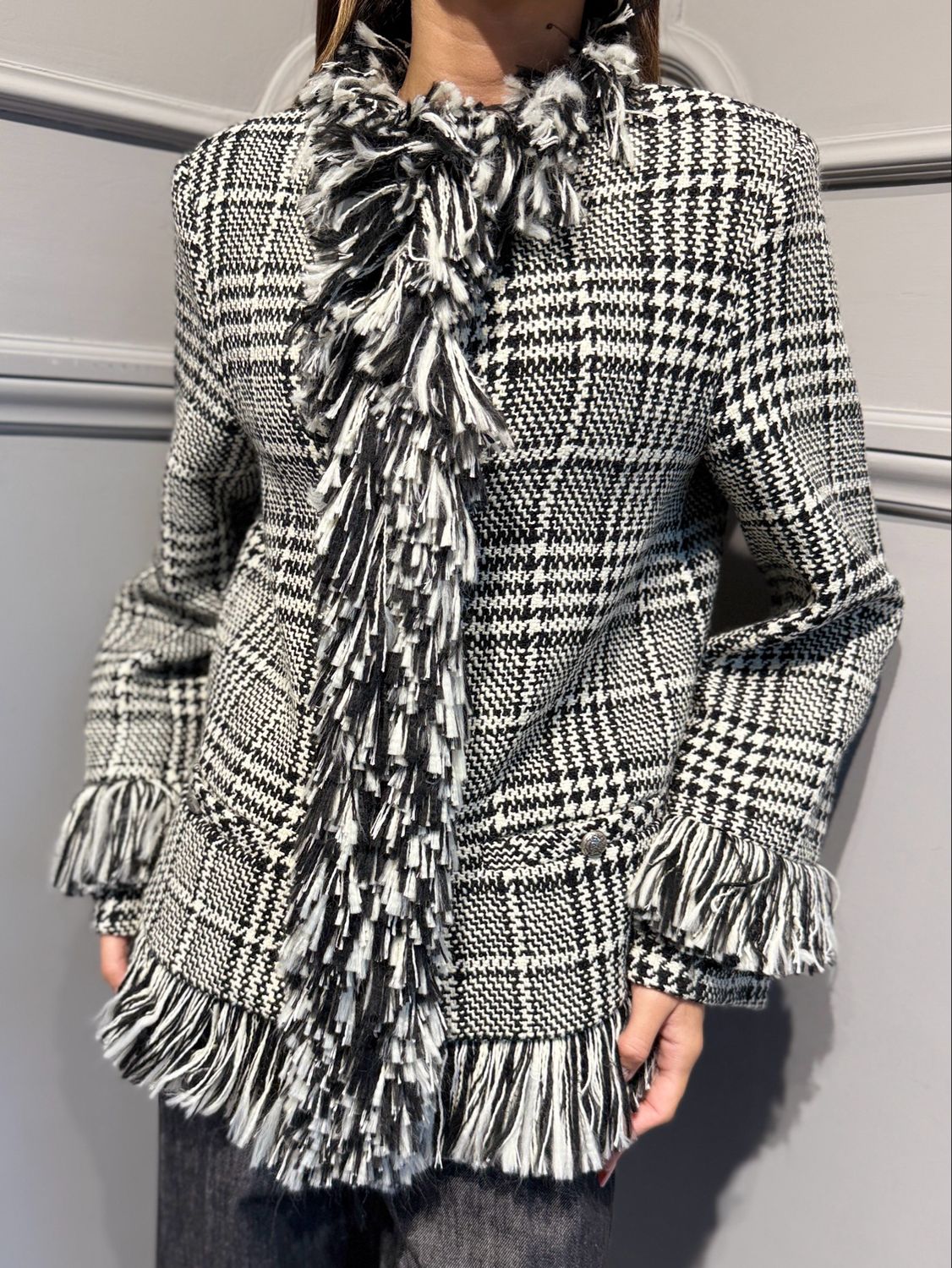 TENSIONE IN - giacca boucle’ con frange 40309 bianco/nero