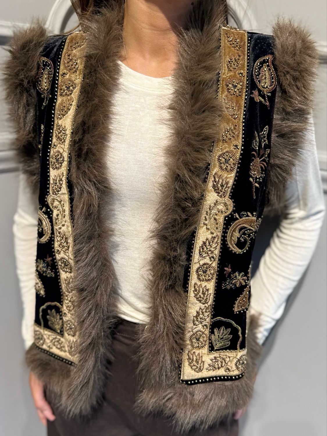 TENSIONE IN - gilet imbottito ricamo+pelliccia 40390 nero/moro/oro
