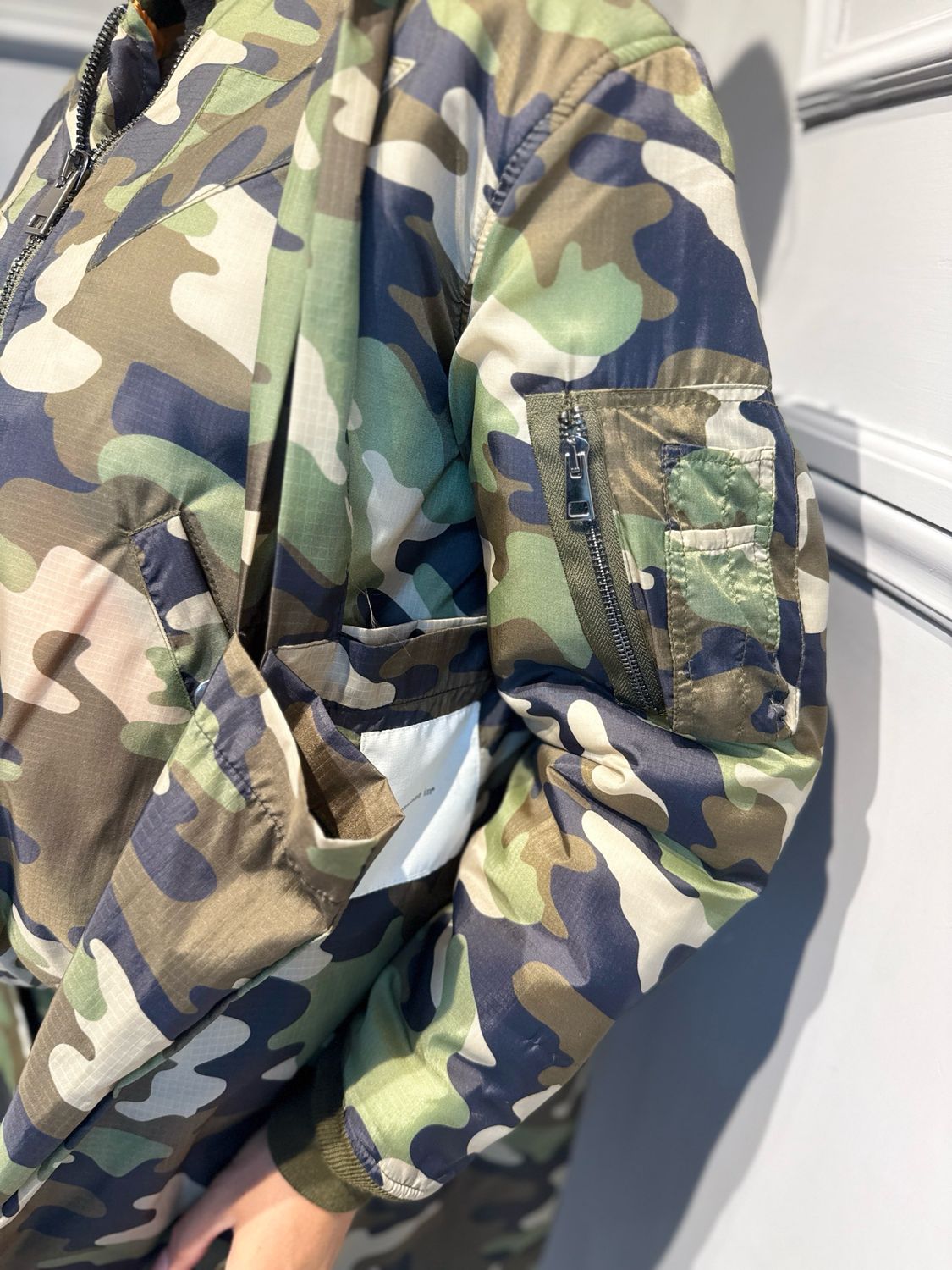 TENSIONE IN - bomber camouflage con sacca W26J449 verde