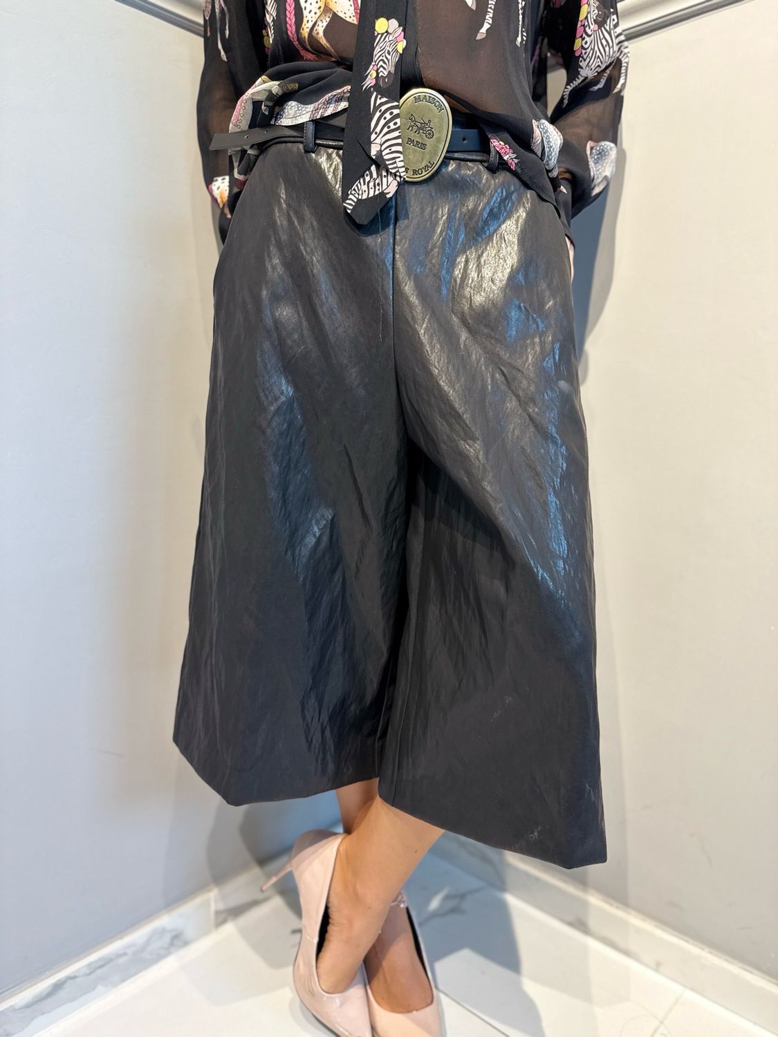 TENSIONE IN - bermuda in ecopelle arricciata W26P662 nero