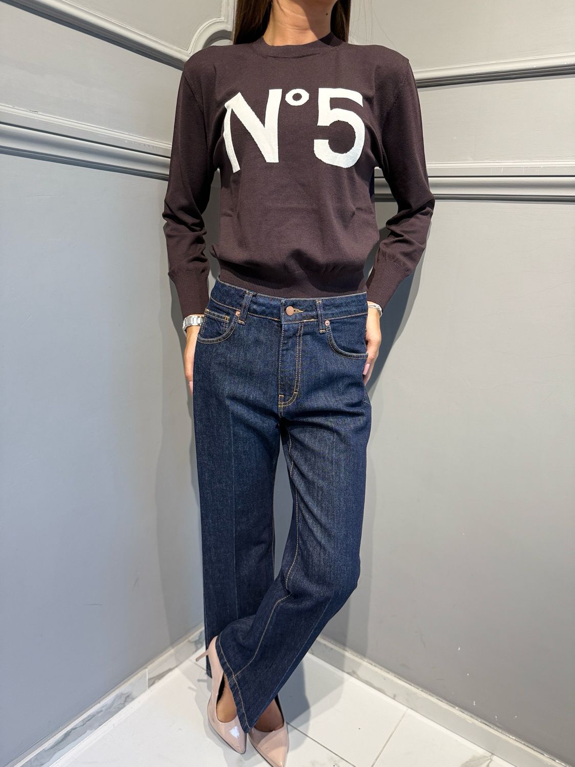 TENSIONE IN - maglia numero 5 in viscosa  W6HMJ39A418 Moro/panna