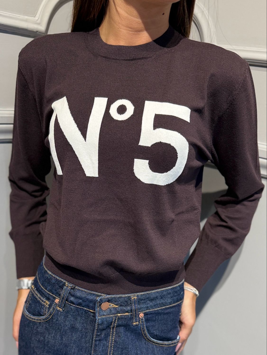 TENSIONE IN - maglia numero 5 in viscosa  W6HMJ39A418 Moro/panna