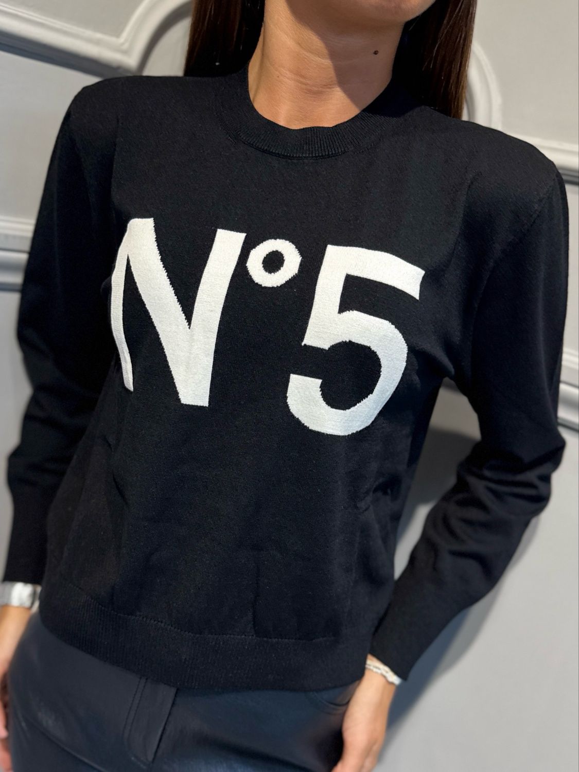 TENSIONE IN - maglia in viscosa numero 5 W6HMJ39A414 nero/panna
