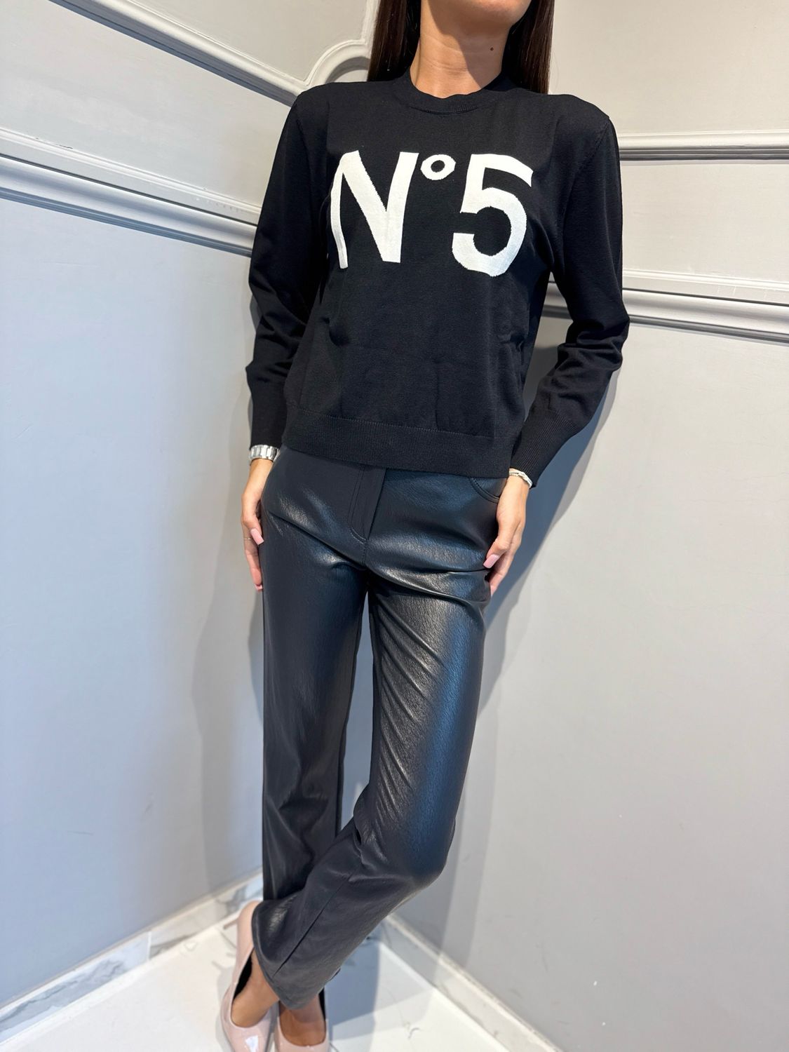 TENSIONE IN - maglia in viscosa numero 5 W6HMJ39A414 nero/panna