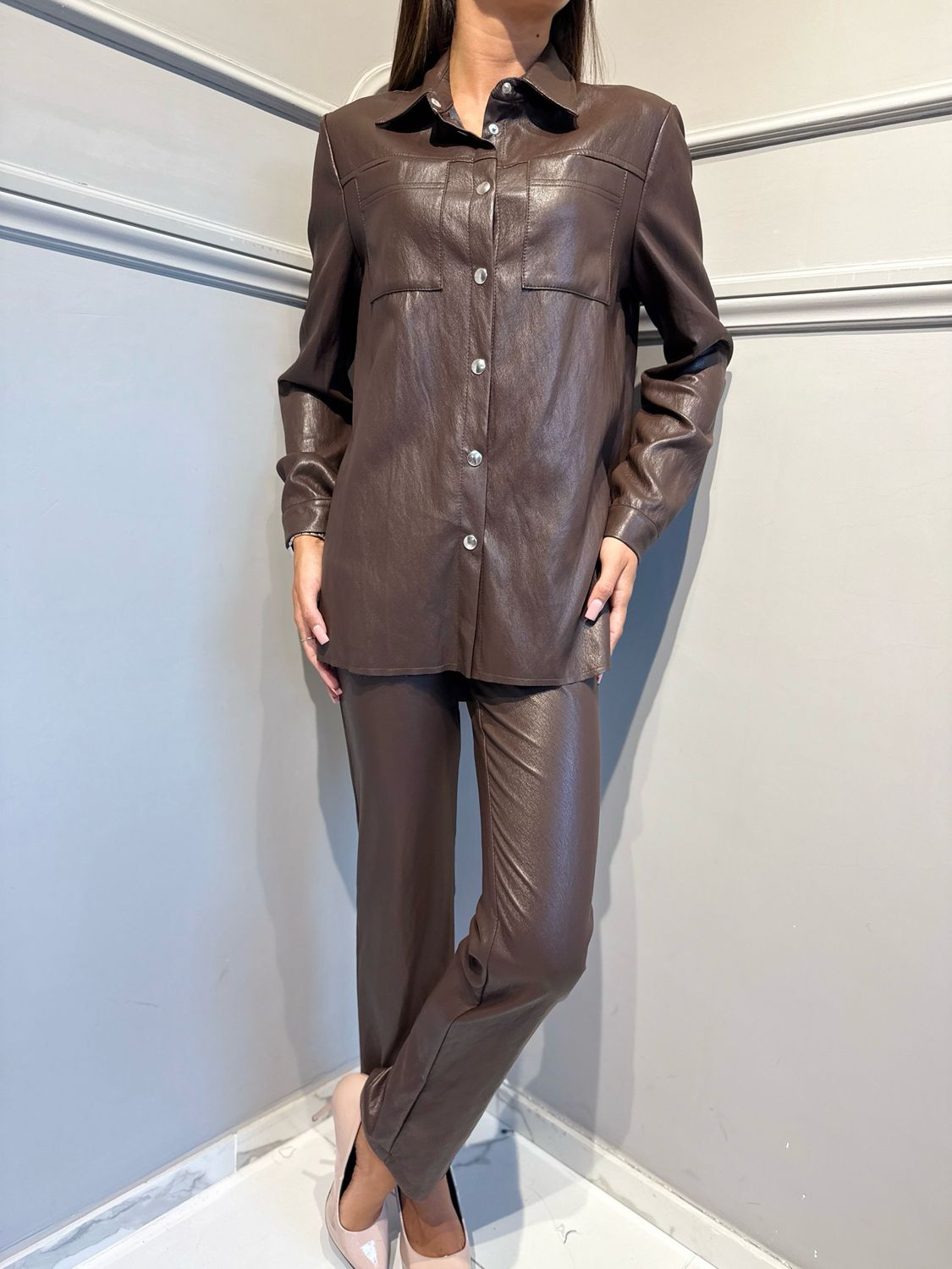 MOTEL - camicia in ecopelle stropicciata 124078-AI26 cioccolato