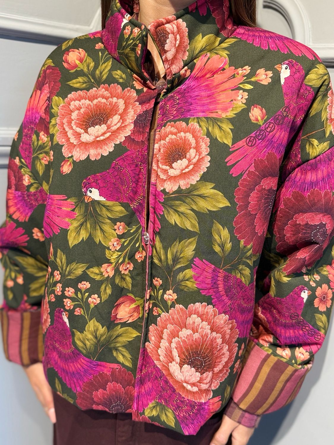 HAVE ONE - bomber con polso rigato stampa pappagalli KVS-R083