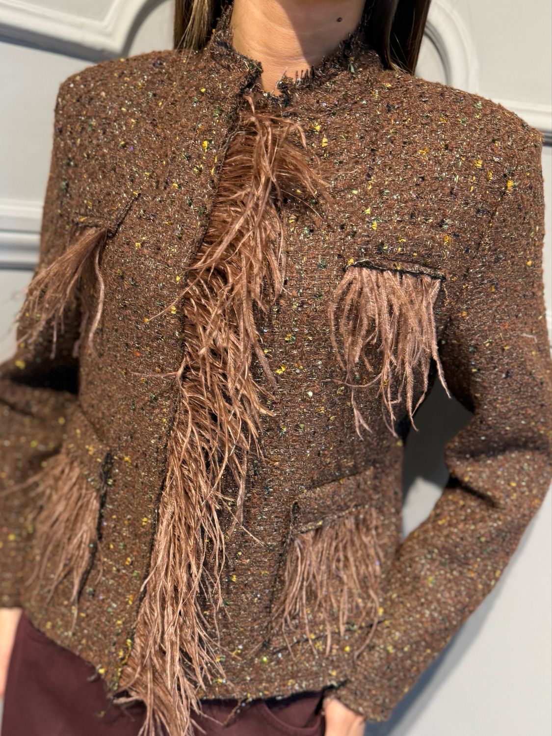 TENSIONE IN - giacca chanel con piume in boucle ‘W26J613 moro
