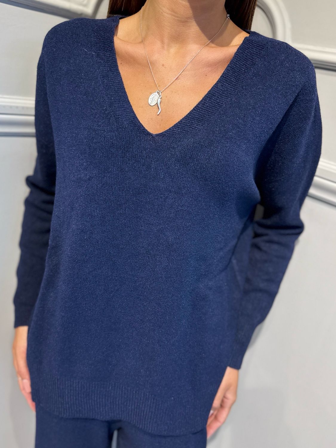 HAVE ONE - completo in maglia over a V blu navy HNC-R013