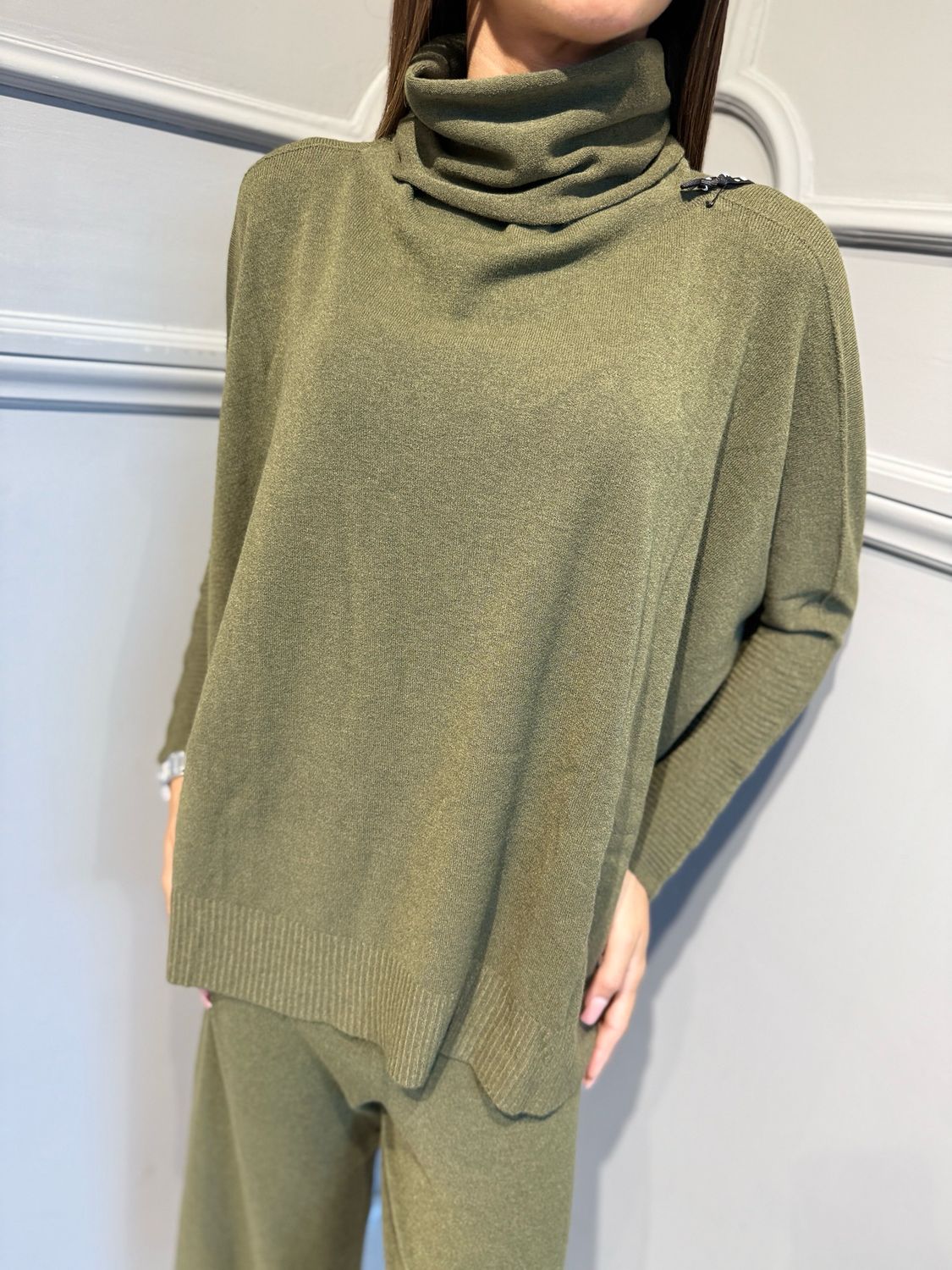 HAVE ONE - completo in maglia collo ciambella over verde militare HMG-R006