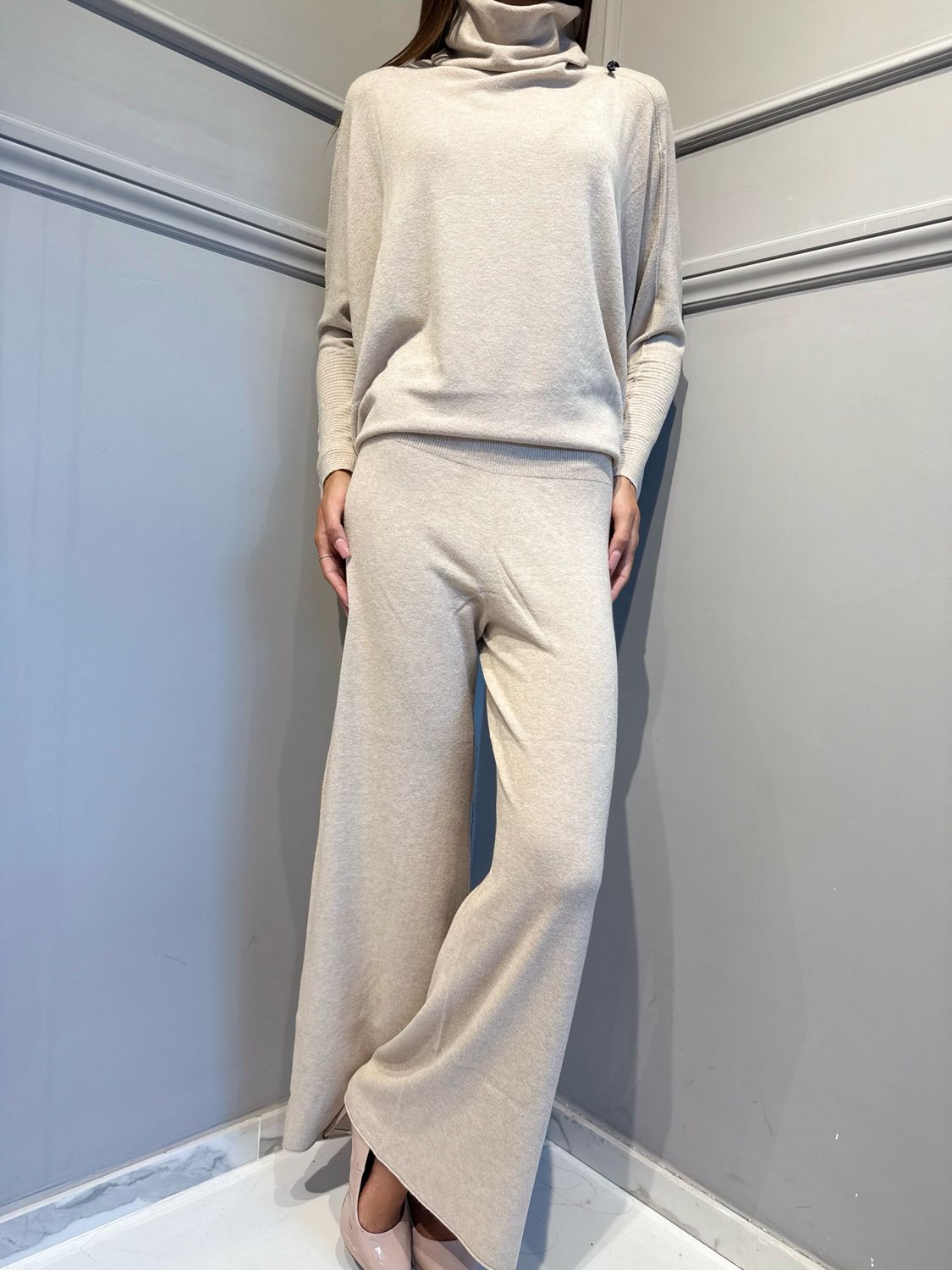 HAVE ONE - completo in maglia over collo ciambella beige HMG-R006