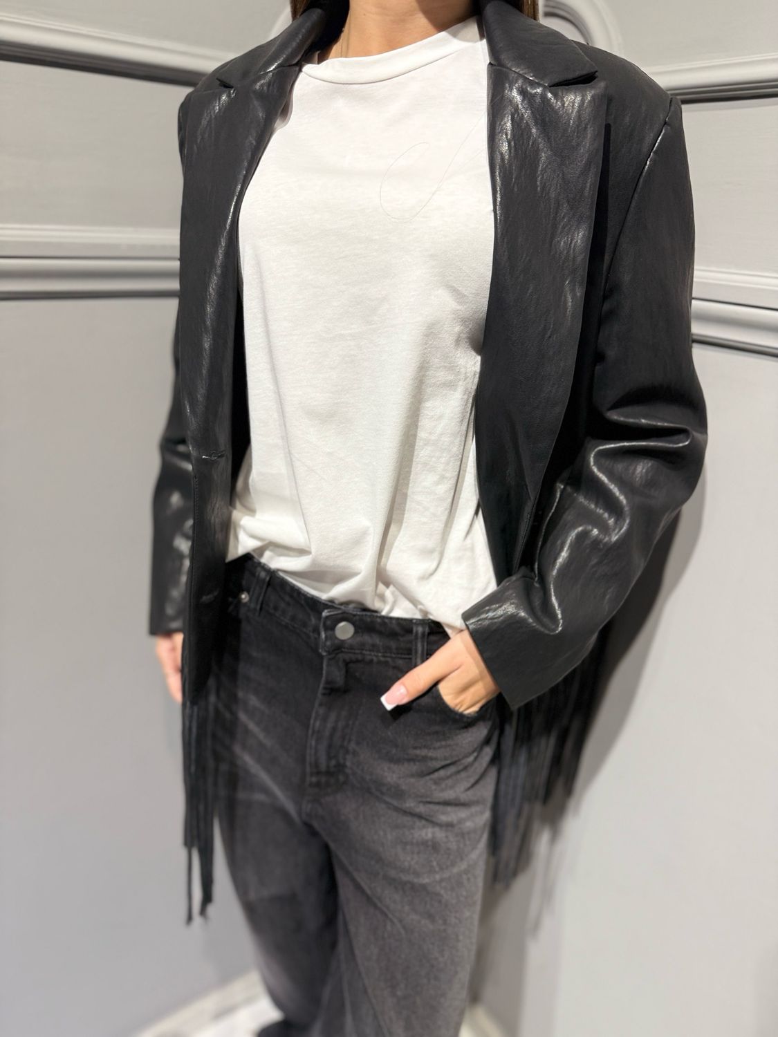 TENSIONE IN - giacca in ecopelle con frange stropicciata  W26J831 nero