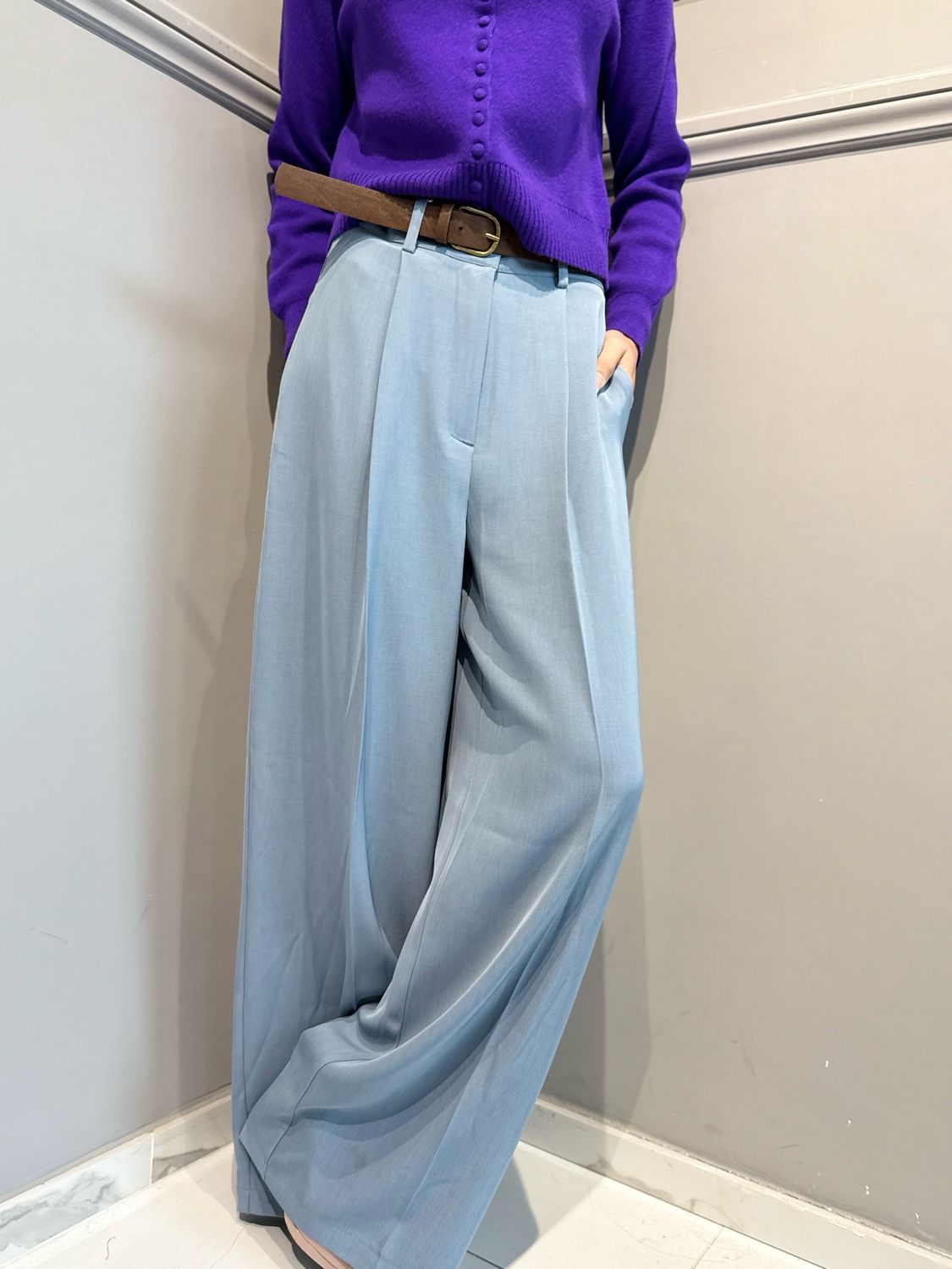 TENSIONE IN - pantalone a palazzo con pences in tessuto fluido ELIDE AI264020CAMP polvere