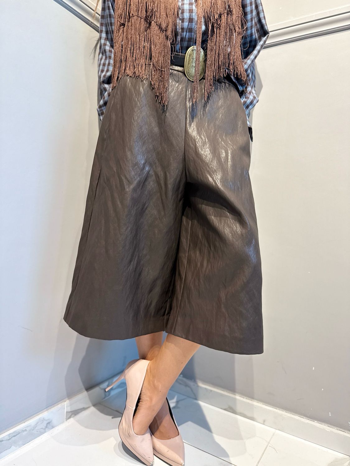 TENSIONE IN - bermuda/pantalone in ecopelle stropicciata W26P662 Moro