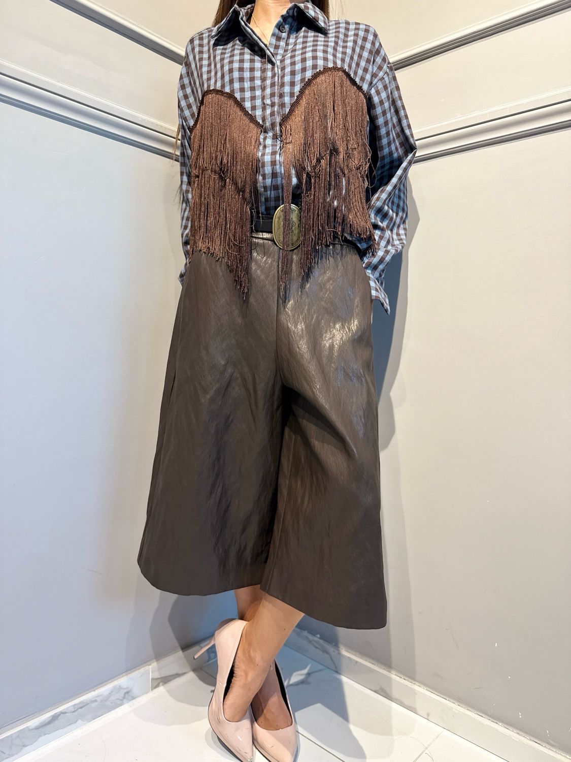 TENSIONE IN - bermuda/pantalone in ecopelle stropicciata W26P662 Moro