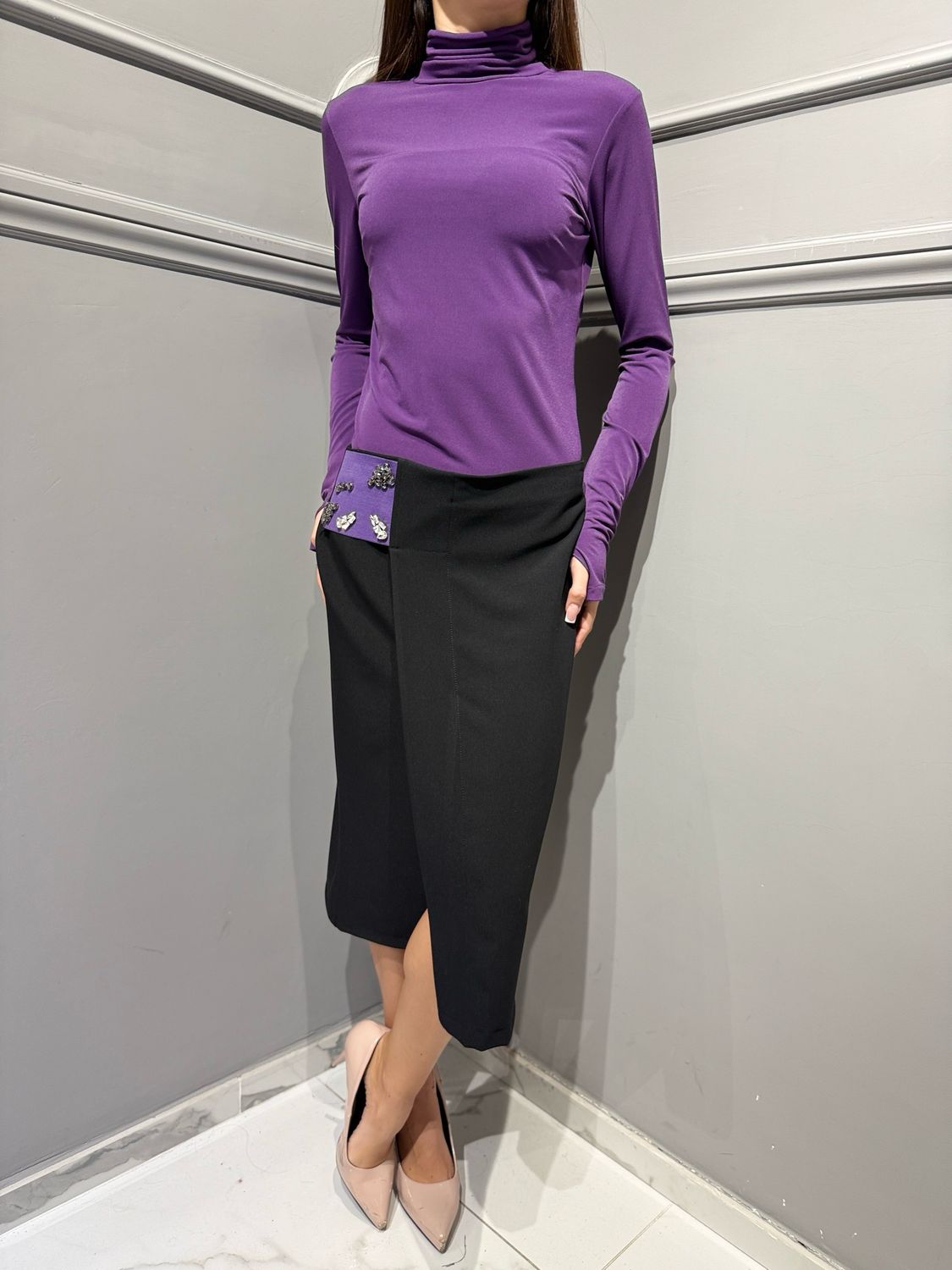 Tensione in - Gonna lunga con spille N10258AT Nero / Viola