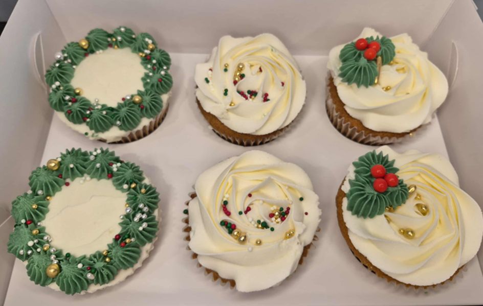 6 pack of Christmas cupcakes