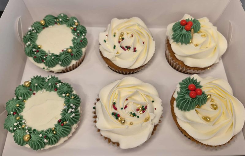6 pack of Christmas cupcakes