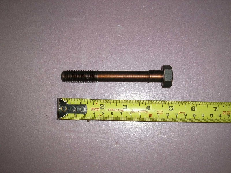 Short bolt of cylinder head