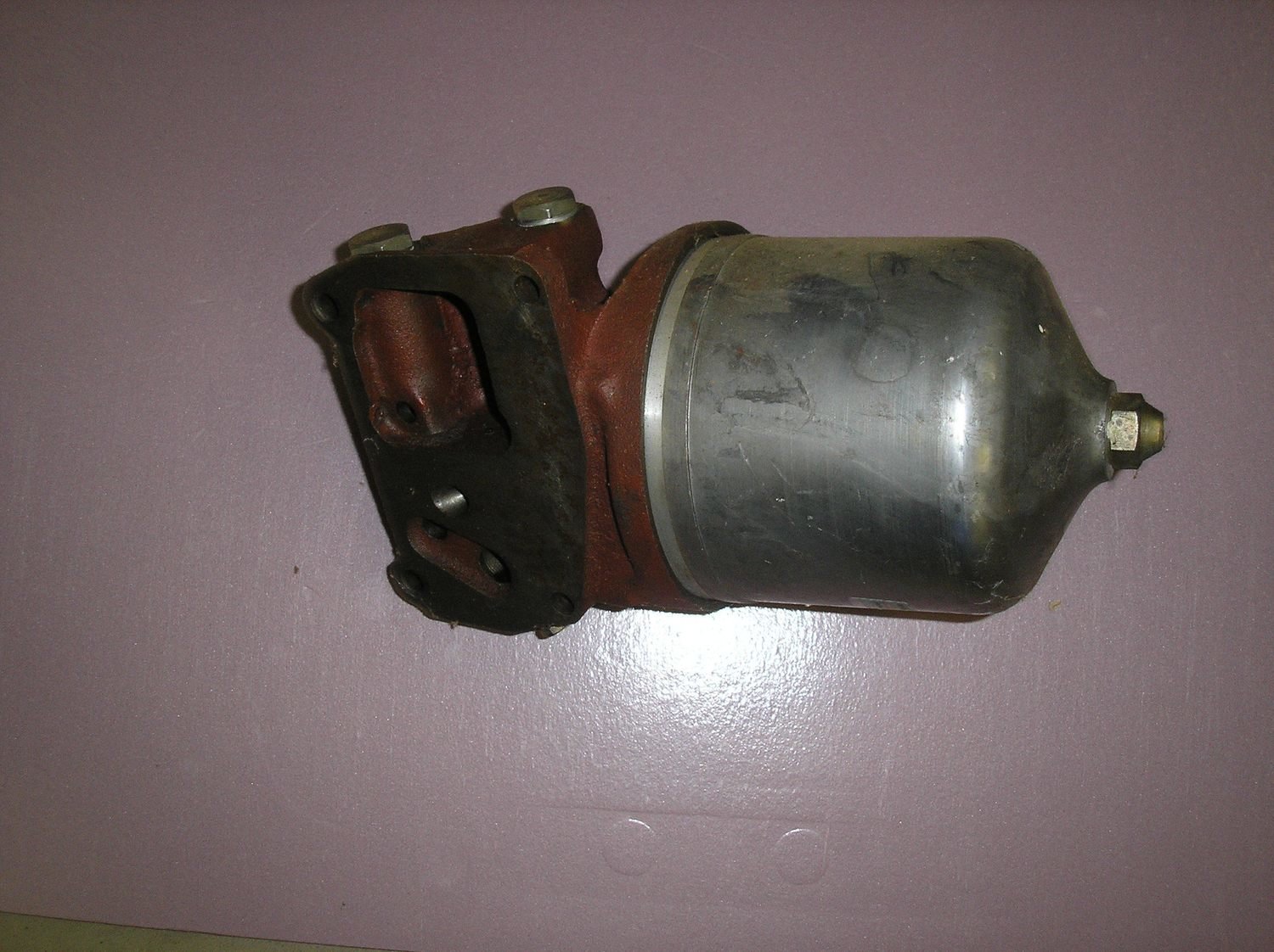 Oil centrifuge assembly