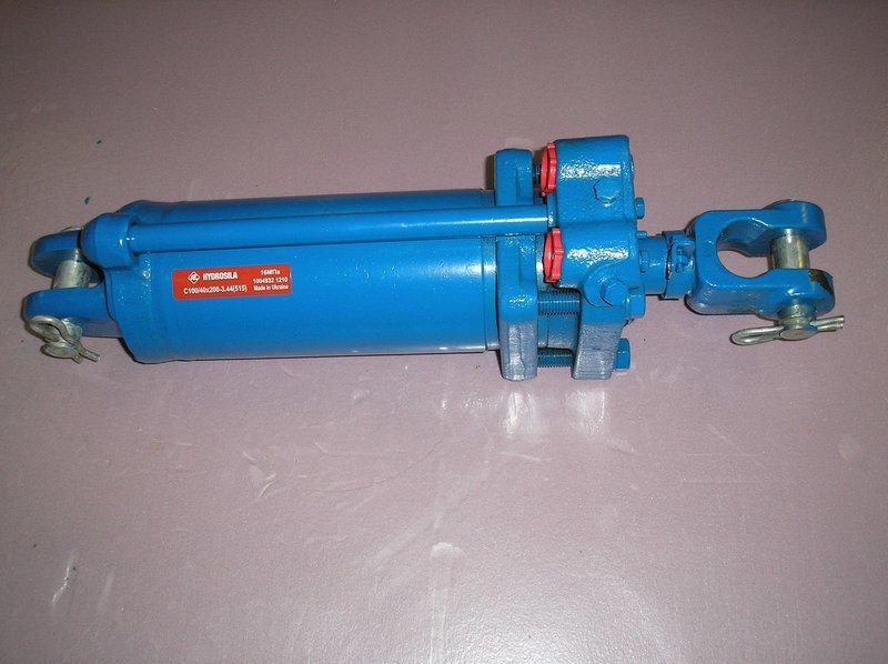 Three point hydraulic lift cylinder