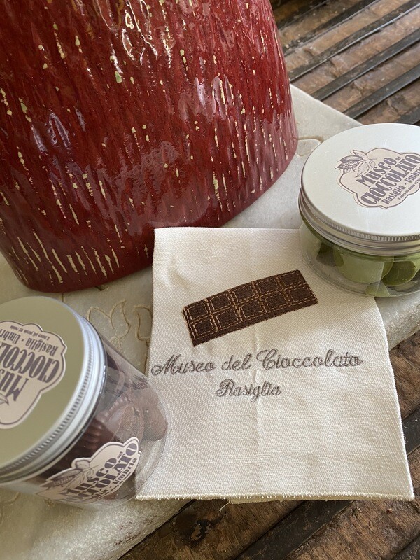 Cioccolatini al te’ verde macha e rosa canina confezione regalo con tovaglietta ricamata a mano