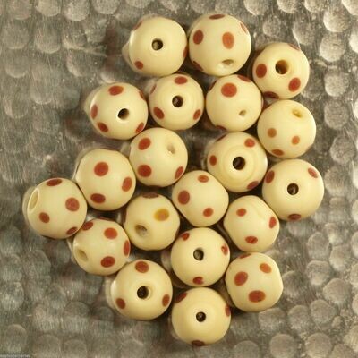 6 perles en verre artisanal mat beige à pois 8 mm