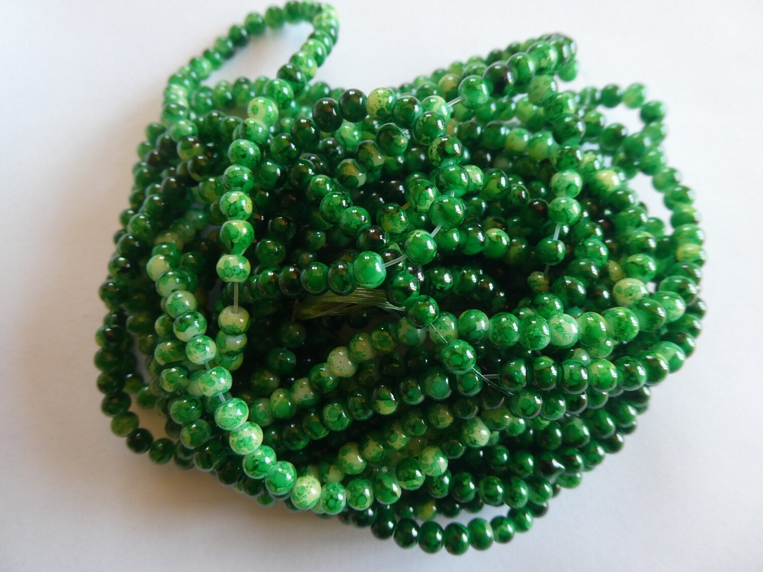 100 perles en verre vert avec effet marbré  4 mm